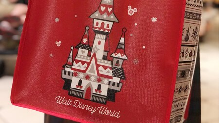 A grocery style tote bag with a cartoon image of a holiday castle that says ‘Walt Disney World’
