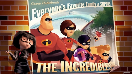 Edna parada junto a un póster de The Incredibles