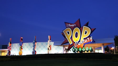 Letrero en la entrada de Disney’s Pop Century Resort