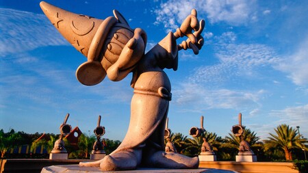 Une statue plus grande que nature de Mickey Mouse habillé en apprenti sorcier de « Fantasia »