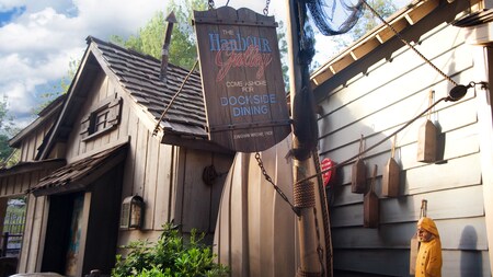 Letrero: Harbour Galley Desembarca para una Comida en el Puerto en Disneyland Park