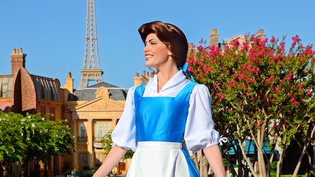 Belle sonríe mientras espera a los Visitantes durante un encuentro con Personajes en el pabellón de Francia