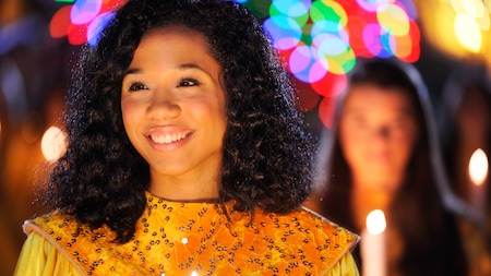 Una niña sonriente participa en la procesión a la luz de las velas de navidad