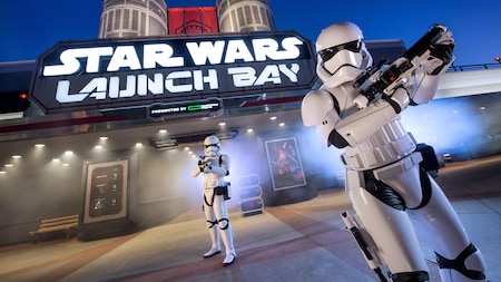 Un dúo amenazante de Stormtroopers de la Primera Orden monta guardia directamente en frente de Star Wars Launch Bay
