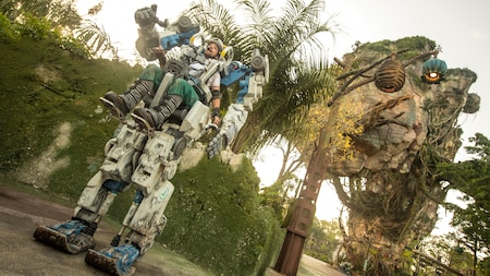 Un piloto maniobra un Pandora Utility Suit de 10 pies de altura en Pandora The World of Avatar