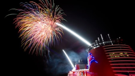 Disfruta de los fuegos artificiales por la noche al costado de un barco de Disney Cruise Line