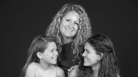 Una madre y dos niñas posan para una fotografía