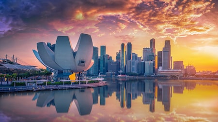 El Museo ArtScience y el horizonte de la ciudad en Marina Bay, Singapur