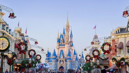 Main Street, U S A décoré pour Noël avec le Cinderella Castle au loin