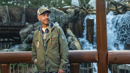 El artista Bret Iwan con una chaqueta Expedition Mickey Mouse de su colección Disney Artist Series