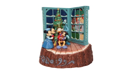 Una pieza esculpida muestra a Bob Cratchit, Scrooge, Marley y otros personajes de Mickey’s Christmas Carol