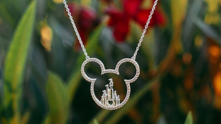 Un dije de collar del Cinderella Castle con forma de cabeza de Mickey Mouse, diseñado por la artista Rebecca Hook