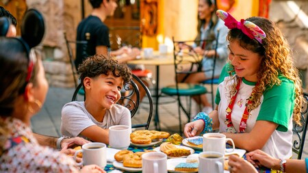 Una familia come al aire libre en el Pabellón de Marruecos en World Showcase de EPCOT
