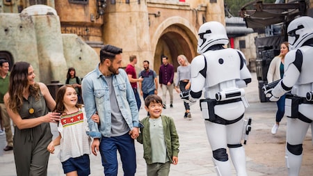 Una familia joven reacciona cuando se cruza con Stormtroopers Imperiales en Star Wars Galaxy's Edge