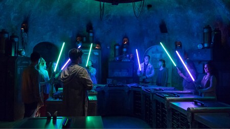 Les visiteurs fabriquent des sabres laser à l’atelier de Savi à l’intérieur de Star Wars Galaxy’s Edge