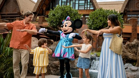 A family of 4 dancing with Minnie Mouse at Aulani, A Disney Resort & Spa in Ko Olina, Hawai‘i