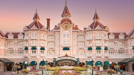 リゾート・ホテル前の「Disneyland Paris（ディズニーランド・パリ）」と書かれた看板