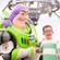 Un niño es todo sonrisas al encontrarse con Buzz Lightyear en Tomorrowland