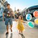 Una niña pequeña y su padre de la mano caminando por Tomorrowland en el Parque Temático Magic Kingdom