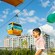 Un padre y su hijo paseando junto a una góndola de Disney Skyliner