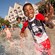 Un jeune garçon souriant s’amuse dans la piscine avec ses parents et sa sœur à leur hôtel Disney’s Yacht Club Resort