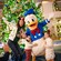 Una madre y 2 niñas posan para una foto con Donald Duck frente a un árbol de Navidad en WDW Resort