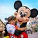 Un niño abrazando a Mickey Mouse en Fantasyland