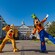 Goofy y Pluto posan para una foto en un camino que lleva hasta Disney's Yacht Club Resort