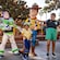 Una familia posa con Woody, Buzz Lightyear y Jessie en Pixar Pier
