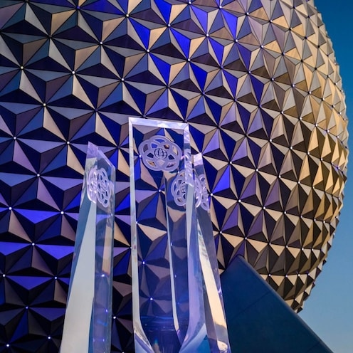 Trois tours translucides devant Spaceship Earth