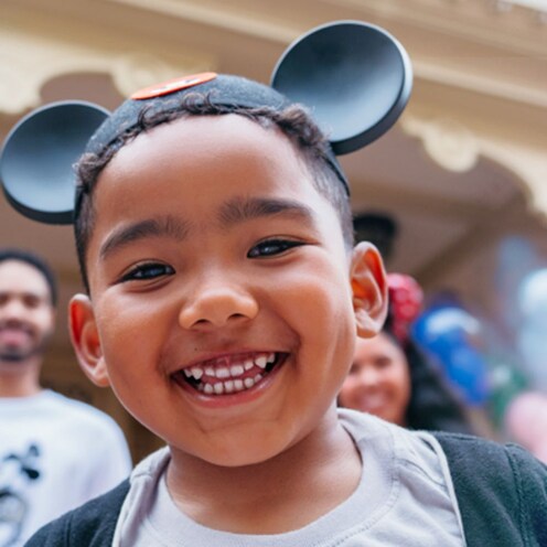 Un niño con auriculares de Mickey Mouse