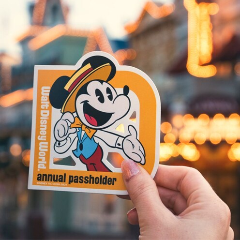 A refrigerator magnet for Walt Disney World Resort Annual Passholders featuring Mickey Mouse