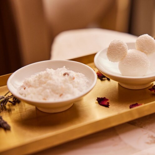 3 tazones llenos de productos especiales de spa, incluido uno con forma de Mickey.