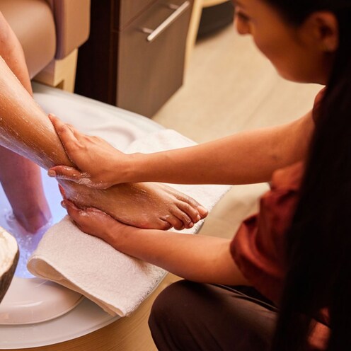 Un Huésped recibiendo una exfoliación de pies en Tenaya Stone Spa en Disney’s Grand Californian Hotel & Spa