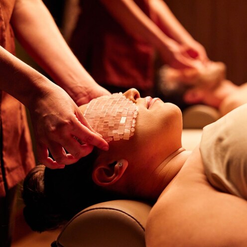 Huéspedes recibiendo masajes faciales en Tenaya Stone Spa en Disney’s Grand Californian Hotel & Spa