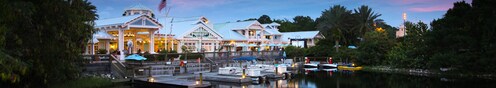Barcos anclados en Disney's Old Key West Resort por la noche
