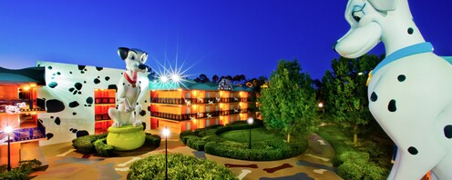 Estátuas de Perdita e Pongo no Disney's All-Star Movies Resort