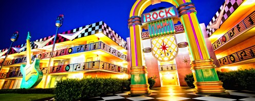 Una rockola gigante, uno de los íconos temáticos de Disney's All-Star Music Resort