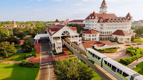 El monorriel entrando a la estación de Disney's Grand Floridian Resort & Spa