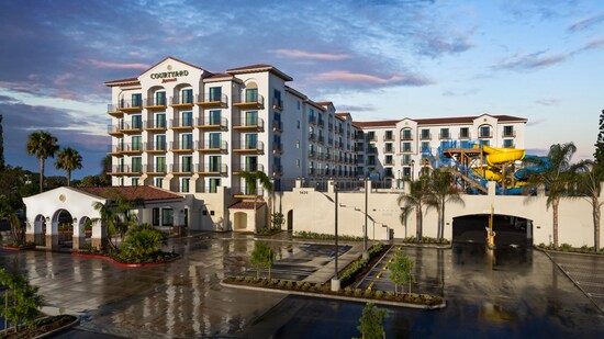 The exterior and parking lot of the Courtyard by Marriott Anaheim Theme Park Entrance