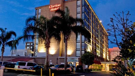 An icon of a hotel with a pennant-shaped flag on its roof