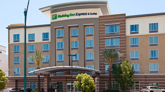 The front of a hotel with a sign that reads Holiday Inn Express and Suites