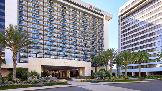 The outside entrance of Marriott in Anaheim, California