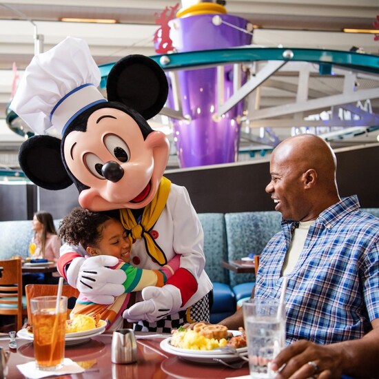 Chef Mickey abrazando a una niña en Chef Mickey’s de Disney’s Contemporary Resort