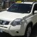 Un SUV de Nissan es un taxi en funcionamiento estacionado al lado del camino