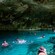 Sete pessoas mergulhando com snorkel em uma caverna com água límpida