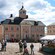 Una pareja se detiene para mirar flores que se venden afuera de City Hall de Porvoo, mientras la gente pasea