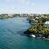 Una vía fluvial de las Bermudas con barcos, islas pequeñas y casas