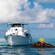 Un barco cerca de un naufragio y un letrero que dice: Prohibido pescar en un radio de 100&nbsp;m del Vixen
