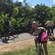 Un grupo de cinco visitantes se embarca en una excursión en bicicleta